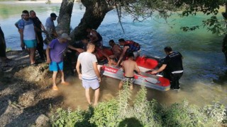 Manavgat Irmağında mahsur kalan vatandaşlar itfaiye ekiplerince kurtarıldı