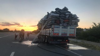 Mangal kömürü yüklü tırda çıkan yangını itfaiye söndürdü