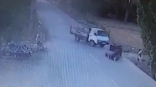 Manisada kamyonet ile sepetli motosiklet çarpıştı: 1 ağır yaralı