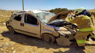 Mardinde hafif ticari araç yoldan çıktı: 3 yaralı