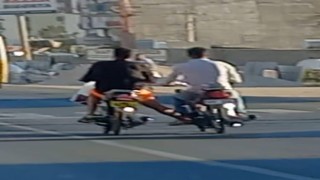 Mardinde iki motosikletlinin tehlikeli yolculuğu