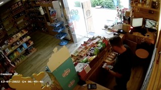 Marketin boş kaldığı dakikaları boş geçmedi kendi iş yeri gibi kasayı boşaltıp gitti