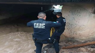 Meksikadaki selde köprü altında mahsur kalan adam kurtarıldı