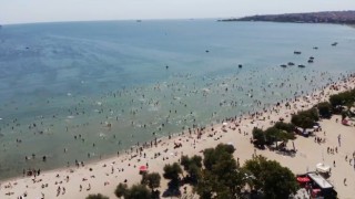 Menekşe Plajındaki yoğunluk havadan görüntülendi