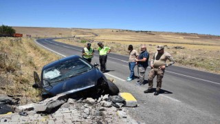 Menfeze çarpan otomobildeki 3 kişi yaralandı