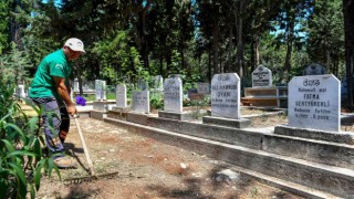 Mersinde mezarlıklar ve ibadethaneler bayrama hazır