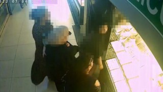 Mersinde tırnakçılık yöntemi ile kuyumcudan altın çalan zanlılar yakalandı