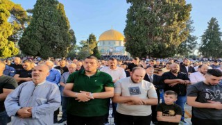 Mescid-i Aksada bayram namazı 150 bin kişiyle kılındı