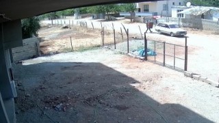Metal çöp varilini arabaya yükleyerek çaldı
