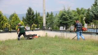 Mezarlıklarda bayram temizliği
