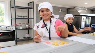 Minik şefler hem lezzetli tarifler öğreniyor hem de eğleniyor