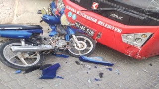 Motosiklet otobüse çarptı: 1 yaralı