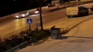 Motosikletin otomobile süratle çarptığı kaza kamerada