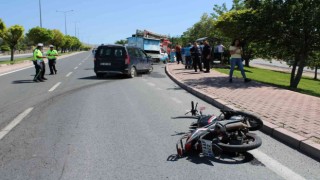 Motosikletiyle otomobilin altında kalan muhabir hayatını kaybetti