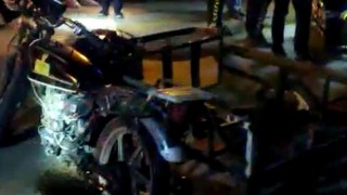Motosikletiyle sollama yapmaya çalışırken iki otomobile çarptı: Sürücü ağır yaralandı
