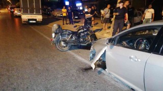 Motosikletle çarpışan otomobilin ön tekeri koptu:2 yaralı
