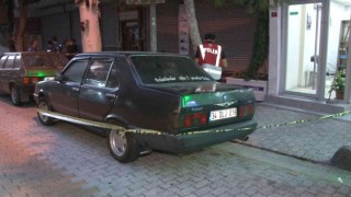 Motosikletle geldiler, kuaföre kurşun yağdırıp kaçtılar