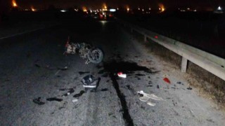 Motosikletler çarpıştı, yoldan geçen motosiklet ehliyetli otomobil sürücüsü yere savrulan yaralılara çarptı: 1 ölü