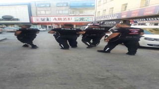 Motosikletli polis timlerinin şok uygulamaları sürüyor