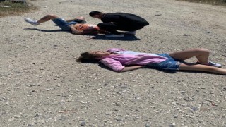 Motosikletlilerin tehlikeli yolculuğu zincirleme kazaya neden oldu: 2 yaralı