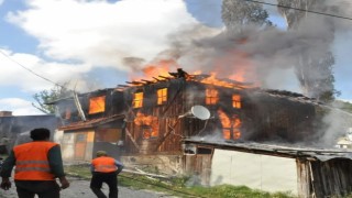 Mudurnuda 2 katlı ahşap ev alev alev yandı