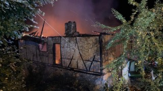 Müstakil ev alev alev yandı