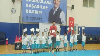 Nilüferin minik basketçileri sertifikalarını aldı