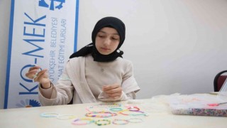 O atölye sayesinde tasarladığı takıları satarak harçlığını çıkarıyor