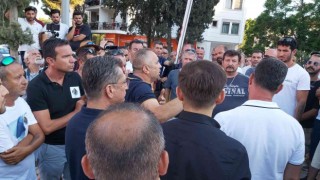 Öldürülen yakınları için adliye önünde toplandılar
