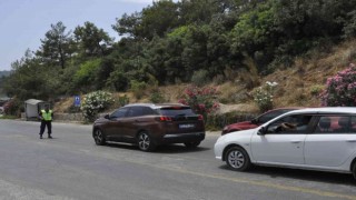 Ölüdeniz yolunda trafik tıkandı, plajlar doldu