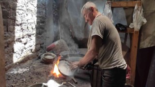 Ömrünü adadığı mesleğini kavurucu ateşin karşısında sürdürüyor