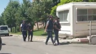 Önce hırsızlık yaptılar, sonra plakasını çamurla gizledikleri aracı yıkadılar