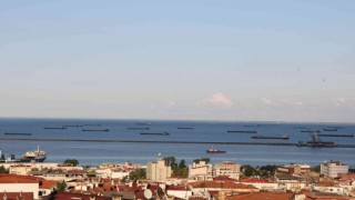 Onlarca gemi Samsun açıklarında bekliyor