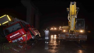 Orduda görevden dönen itfaiye aracı yan yattı: 1 itfaiye eri yaralı