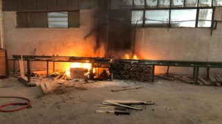 Orman ürünleri fabrikasında çıkan yangın büyümeden söndürüldü