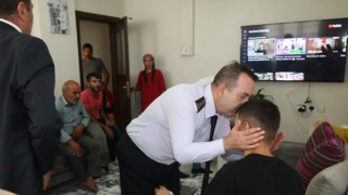 Osmaniye'de Jandarma komutanı, gazi askeri alnından öptü
