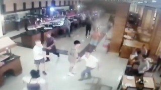 Otel sahibinin üzerine yürüyüp restoranı savaş alanına çevirdiler