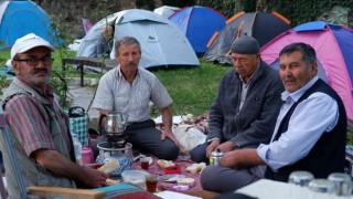 Otellerde yer bulamayan güreş sevdalıları, meydanlarda çadırlarda uyudu