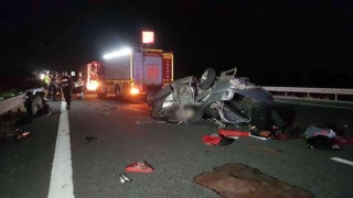 Otobanda bariyerlere çarpan otomobil karşı şeride geçip devrildi: 3 ölü, 2 yaralı