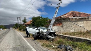 Otomobil elektrik direğine çarptı: 5 yaralı