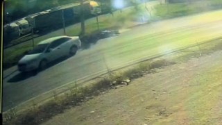 Otomobil, elektrikli bisiklete çarptı