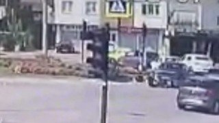 Otomobil, motosiklete çarpıp refüje çıktı