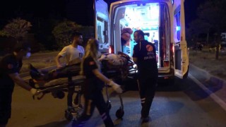 Otomobil refüje çarptı: 2 yaralı