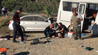 Otomobil tarım işçilerini taşıyan minibüse çaptı: 17 yaralı