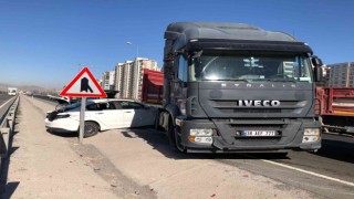 Otomobile çarpan tır makasladı: 2 yaralı