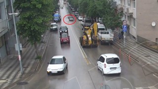 Otomobilin yayaya çarptığı anlar kameraya yansıdı