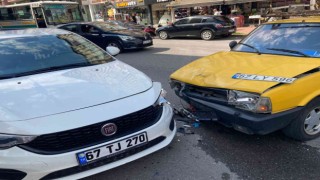 Otomobilini durduramayıp park halindeki araca çarptı: 1 yaralı