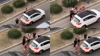Otomobilinin içinde darp edilen sürücü çıkıp tamponunu kontrol etti
