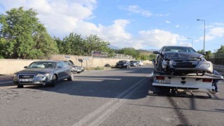 Otomobiller çarpıştı: 6 yaralı