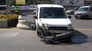 Otomobiller kafa kafaya çarpıştı: 2 yaralı